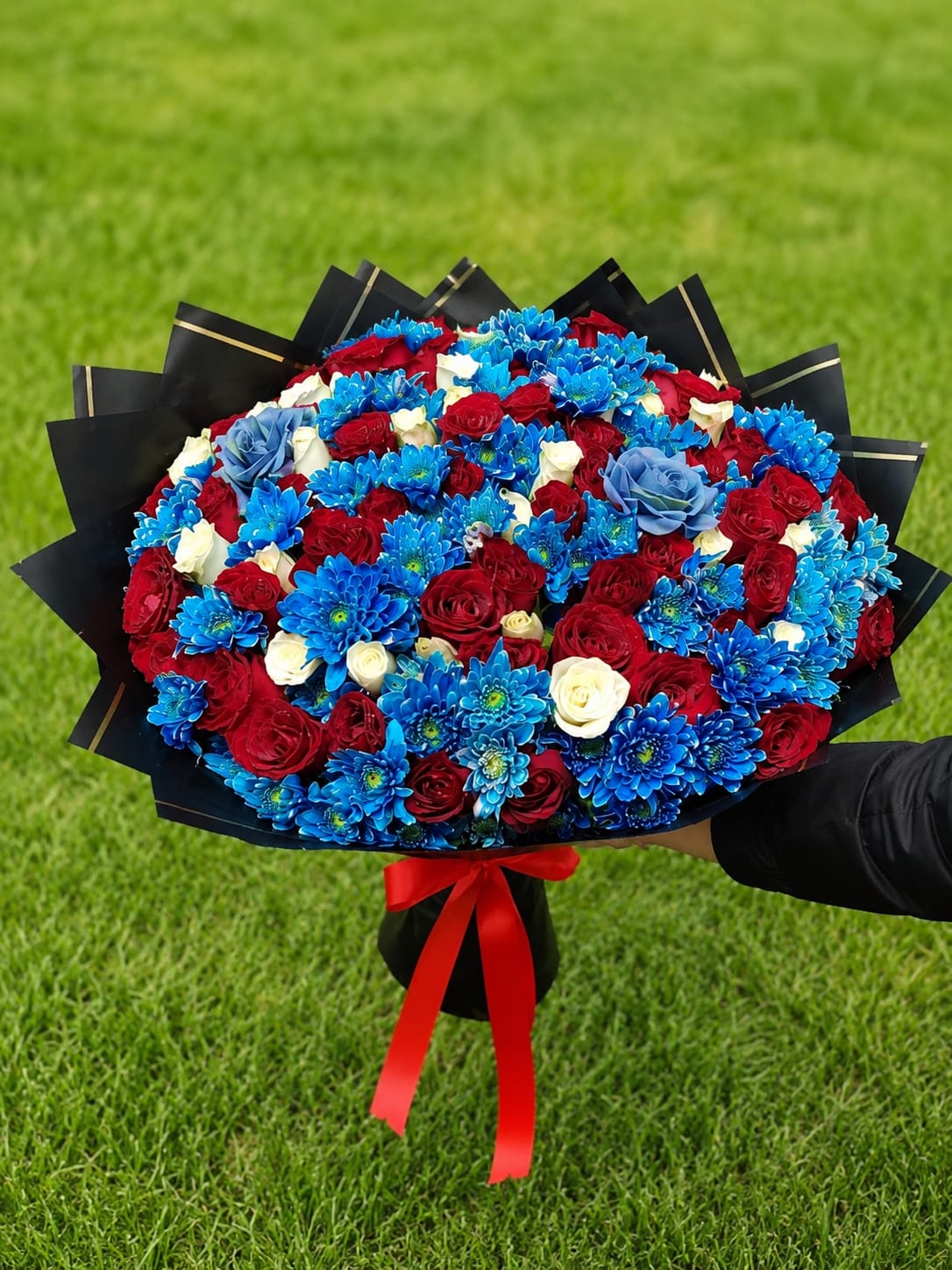 Luxury Mixed Bouquet — Red Roses, Blue Chrysanthemums & White Roses